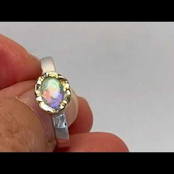 Ægte solid crystal opal fra Australien indfattet i 14 karat guld og sterling sølv.