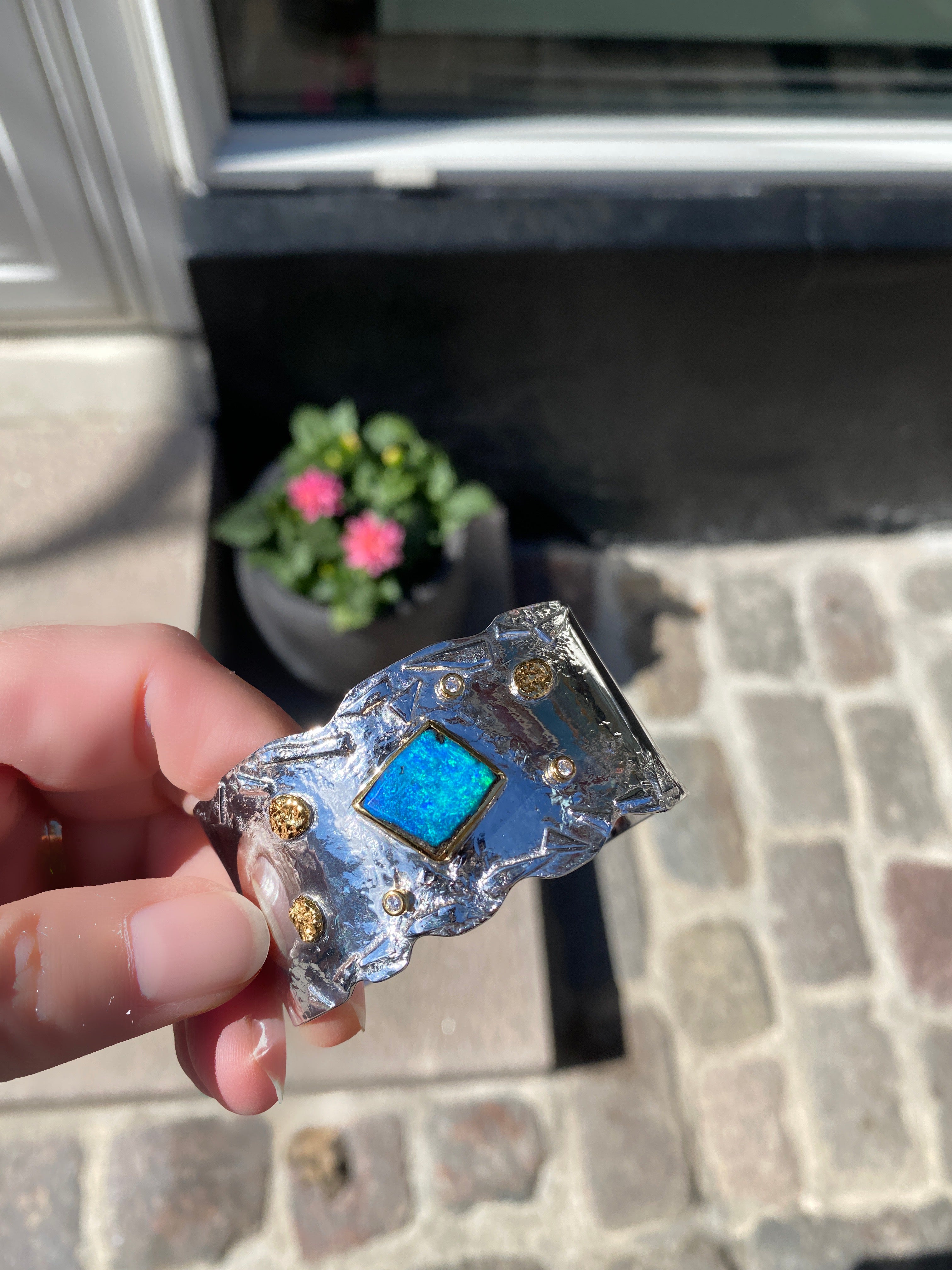 Arm cuff med opal og diamanter. 14 k. guld og sølv.