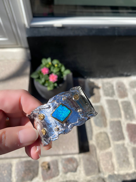 Arm cuff med opal og diamanter. 14 k. guld og sølv.