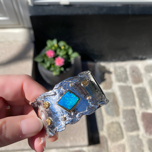 Arm cuff med opal og diamanter. 14 k. guld og sølv.