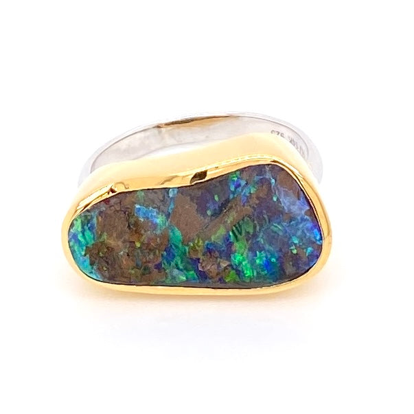 Ring med ægte solid boulder opal fra Australien indfattet i 14 karat guld og båndet er lavet af sterling sølv. Kommer med certifikat.
