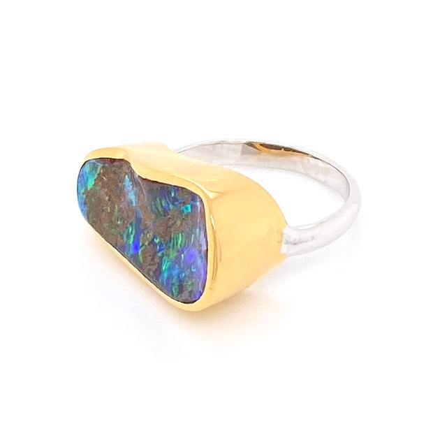 Ring med ægte solid boulder opal fra Australien indfattet i 14 karat guld og båndet er lavet af sterling sølv. Kommer med certifikat.