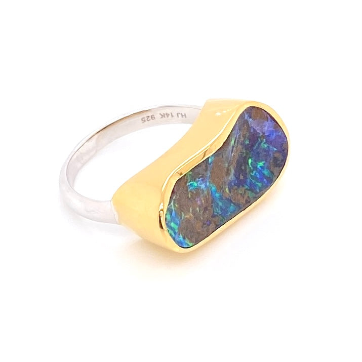 Ring med ægte solid boulder opal fra Australien indfattet i 14 karat guld og båndet er lavet af sterling sølv. Kommer med certifikat.