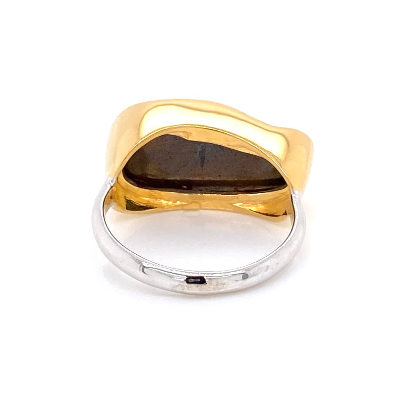 Ring med ægte solid boulder opal fra Australien indfattet i 14 karat guld og båndet er lavet af sterling sølv. Kommer med certifikat.