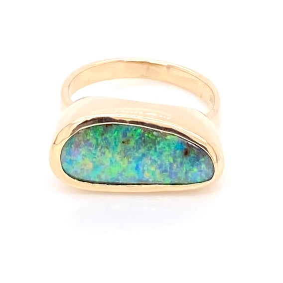 Ring med ægte solid boulder opal fra Australien indfattet i 14 karat guld. Ringen kommer med oprindelses certifikat.