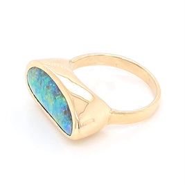 Ring med ægte solid boulder opal fra Australien indfattet i 14 karat guld. Ringen kommer med oprindelses certifikat.