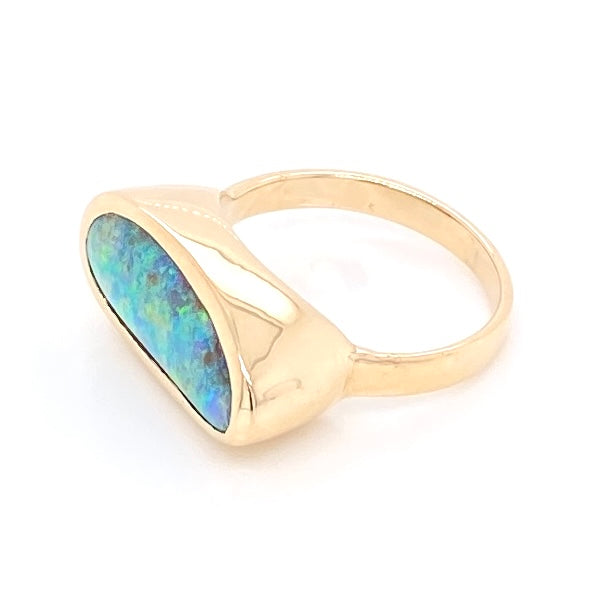 Ring med ægte solid boulder opal fra Australien indfattet i 14 karat guld. Ringen kommer med oprindelses certifikat.