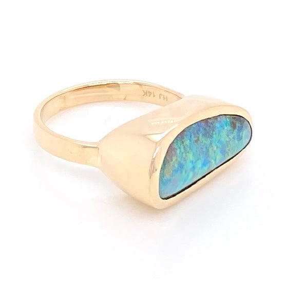 Ring med ægte solid boulder opal fra Australien indfattet i 14 karat guld. Ringen kommer med oprindelses certifikat.