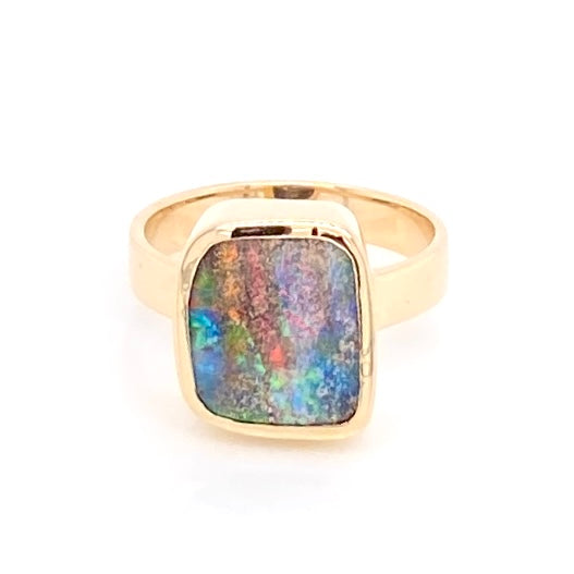 Ring med ægte solid boulder opal fra Australien indfattet i 14 karat guld. Ringen kommer med oprindelses certifikat.