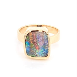 Ring med ægte solid boulder opal fra Australien indfattet i 14 karat guld. Ringen kommer med oprindelses certifikat.