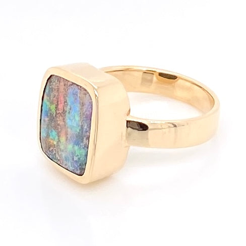 Ring med ægte solid boulder opal fra Australien indfattet i 14 karat guld. Ringen kommer med oprindelses certifikat.