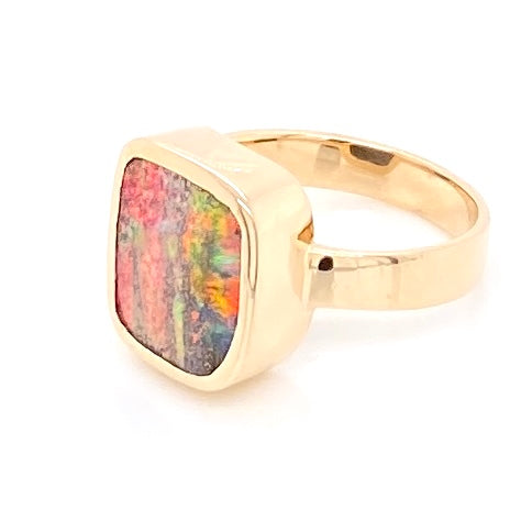 Ring med ægte solid boulder opal fra Australien indfattet i 14 karat guld. Ringen kommer med oprindelses certifikat.