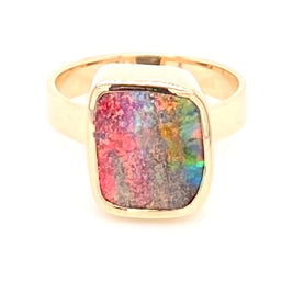 Ring med ægte solid boulder opal fra Australien indfattet i 14 karat guld. Ringen kommer med oprindelses certifikat.
