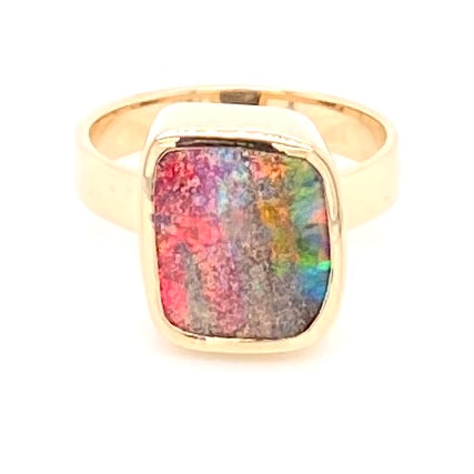 Ring med ægte solid boulder opal fra Australien indfattet i 14 karat guld. Ringen kommer med oprindelses certifikat.