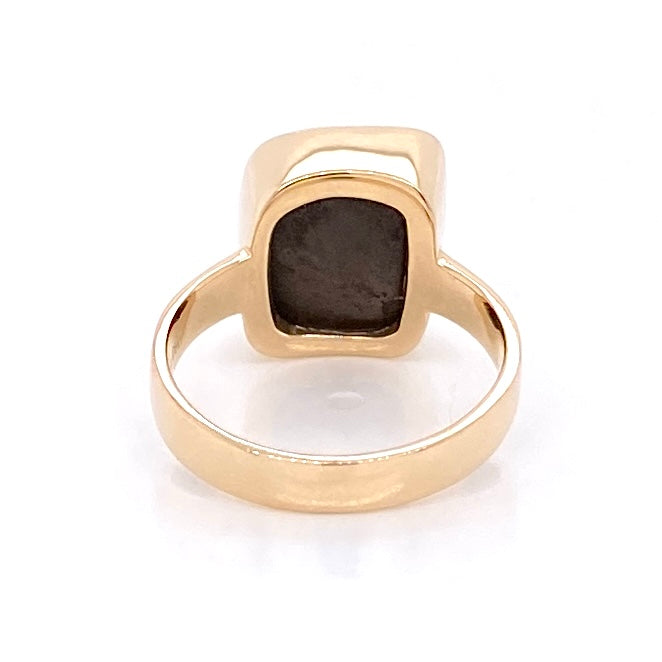 Ring med ægte solid boulder opal fra Australien indfattet i 14 karat guld. Ringen kommer med oprindelses certifikat.
