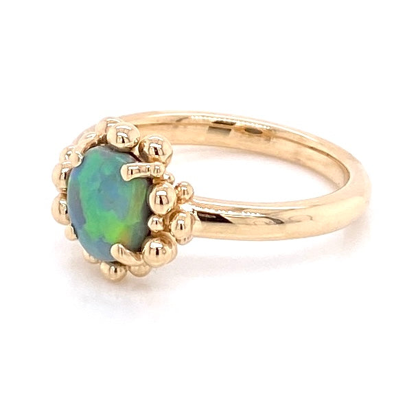 Ring med solid opal fra vores opalmine i Lightning Ridge, Australien udført i 14 karat guld. Kommer med certifikat.