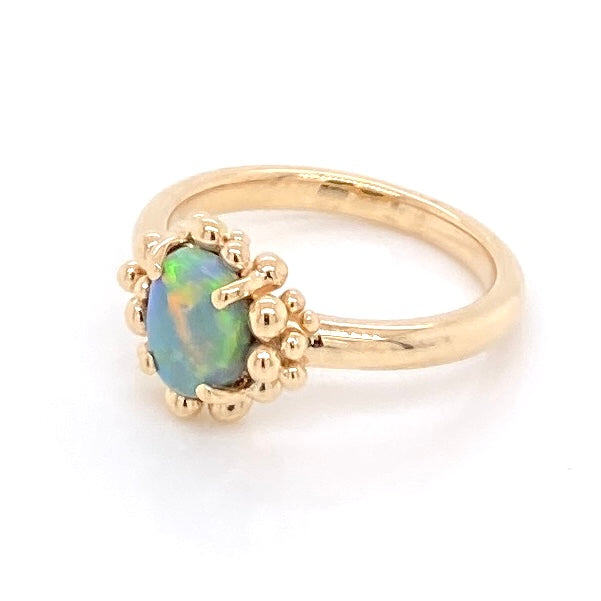 Ring med solid opal fra vores opalmine i Lightning Ridge, Australien udført i 14 karat guld. Kommer med certifikat.
