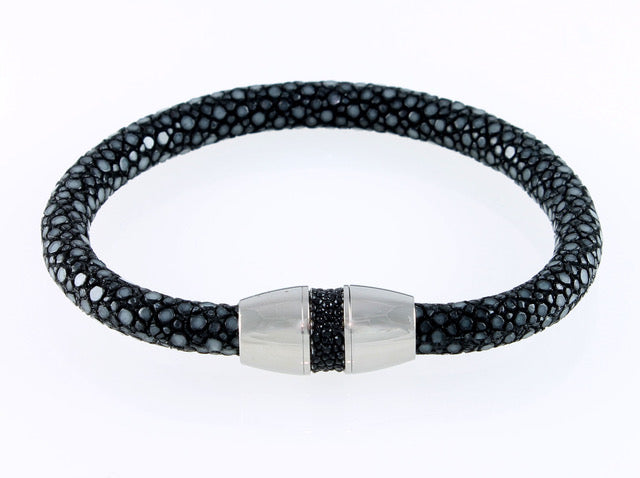 Rund pilrokke armbånd. Blank magnetisk titanium lås.
