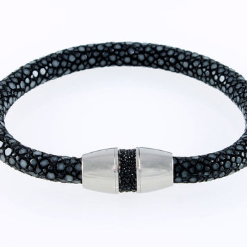 Rund pilrokke armbånd. Blank magnetisk titanium lås.