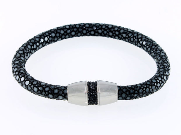 Rund pilrokke armbånd. Blank magnetisk titanium lås.