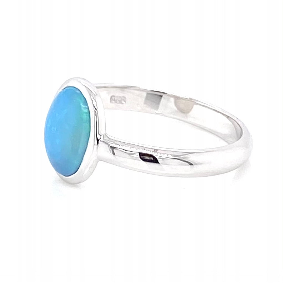 Ring i sterling sølv med ægte solid opal fra Coober Pedy, Australien.