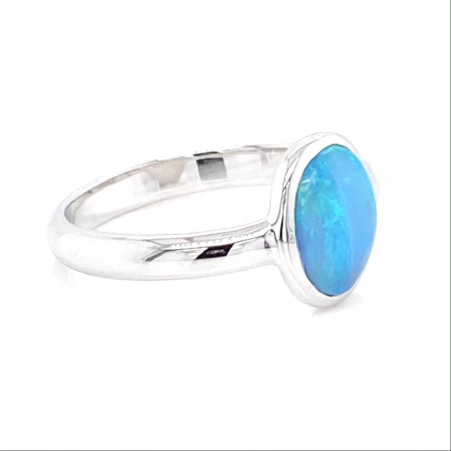 Ring i sterling sølv med ægte solid opal fra Coober Pedy, Australien.