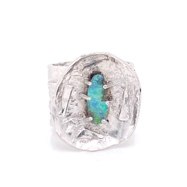 Ring med en ægte solid boulder opal fra Queensland, Australien indfattet i rhodineret sølv. Kommer med oprindelses certifikat. 
