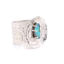 Ring med en ægte solid boulder opal fra Queensland, Australien indfattet i rhodineret sølv. Kommer med oprindelses certifikat. 