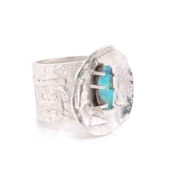 Ring med en ægte solid boulder opal fra Queensland, Australien indfattet i rhodineret sølv. Kommer med oprindelses certifikat. 