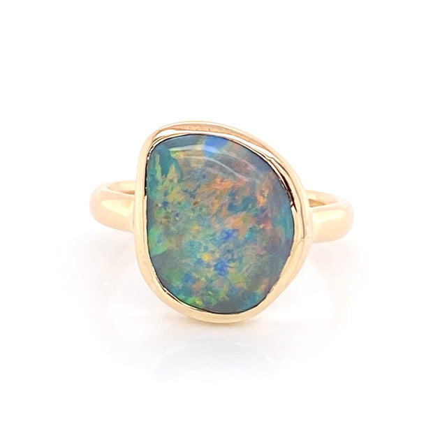 Fantastisk ring med ægte solid opal fra vores opal mine i Lightning Ridge, Australien. Kommer med certifikat.