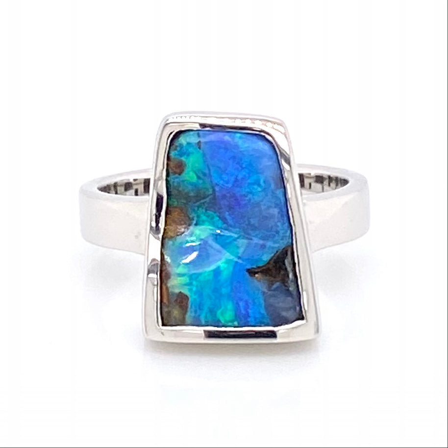 Ring med ægte blå solid boulder opal indfattet i blankt hvidguld 14 karat