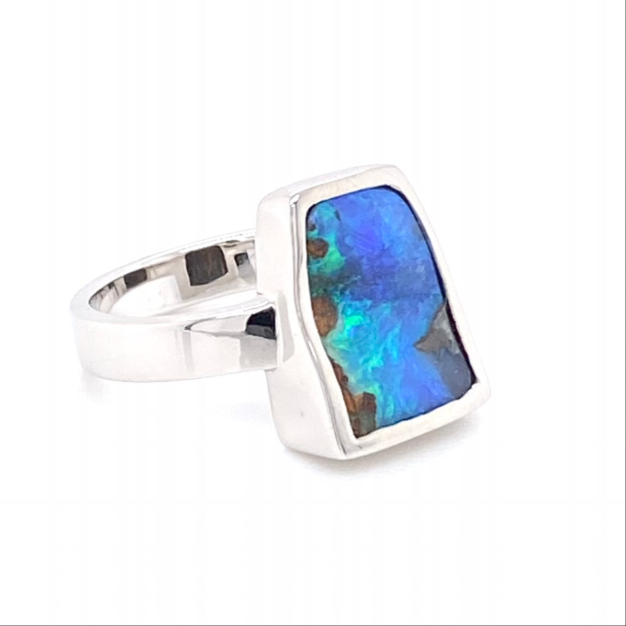 Ring med ægte blå solid boulder opal indfattet i blankt hvidguld 14 karat