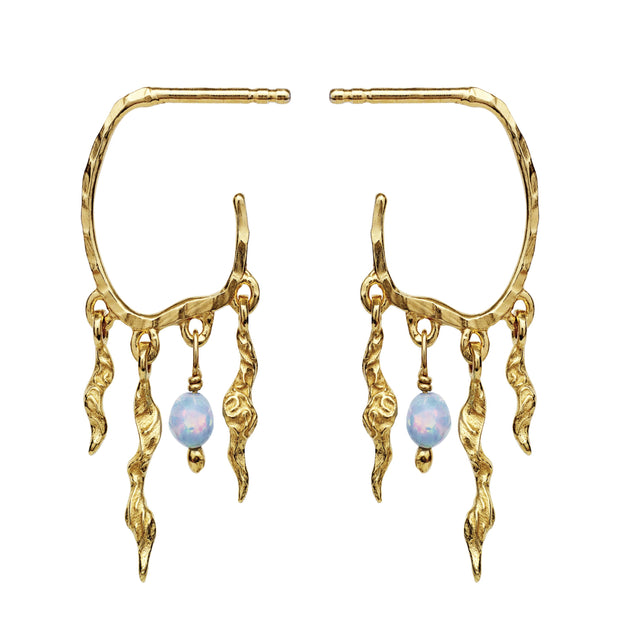 Bayou øreringe fra Maanesten i forgyldt sølv med lille syntetisk opal
