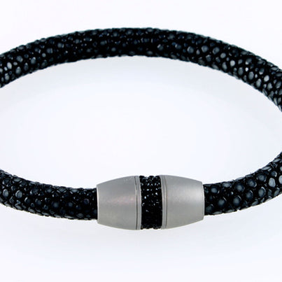 Rund pilrokke armbånd. Mat magnetisk titanium lås.