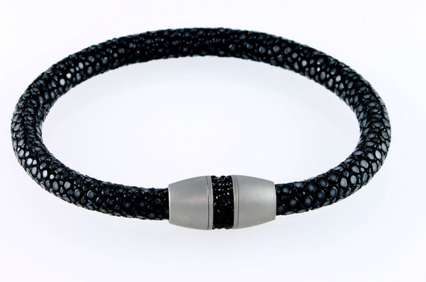 Rund pilrokke armbånd. Mat magnetisk titanium lås.