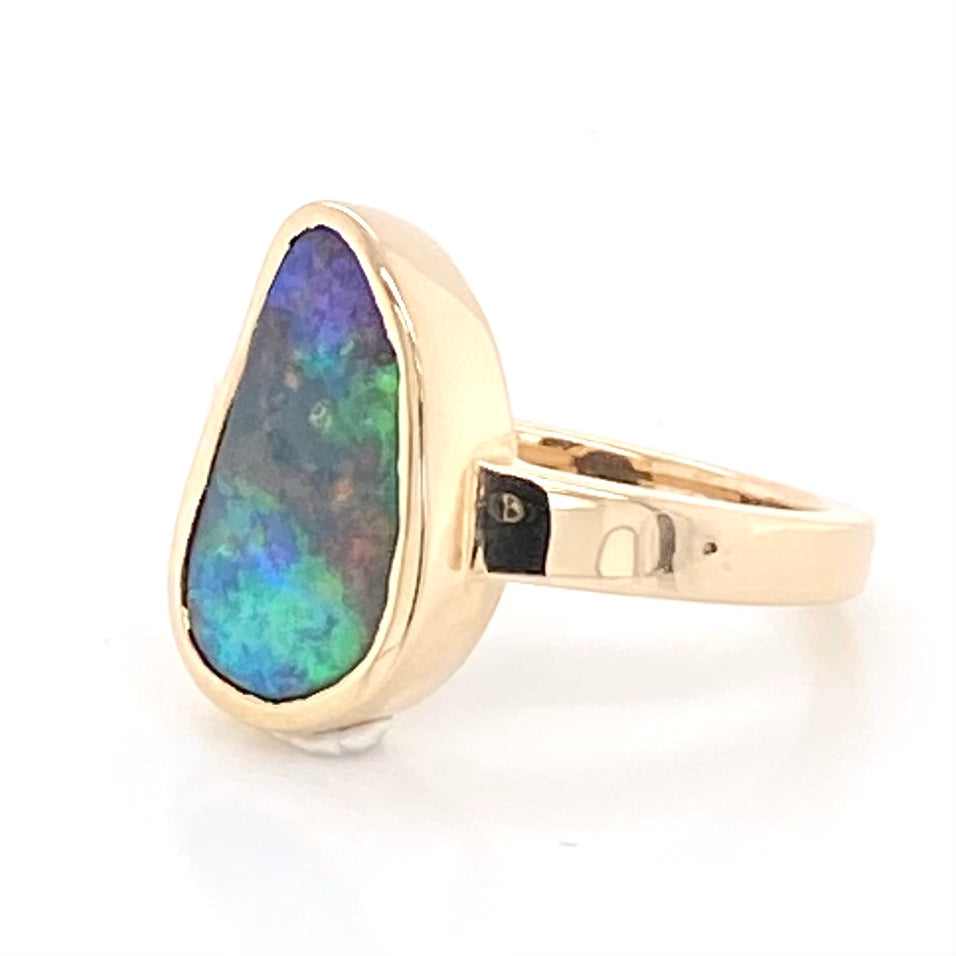 Ring i 14 karat guld med ægte solid opal fra vores opalmine i Lightning Ridge, Australien. Kommer med oprindelses certifikat.
