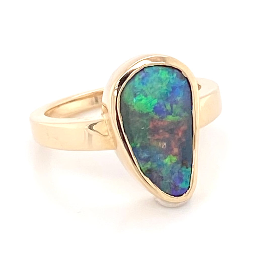 Ring i 14 karat guld med ægte solid opal fra vores opalmine i Lightning Ridge, Australien. Kommer med oprindelses certifikat.