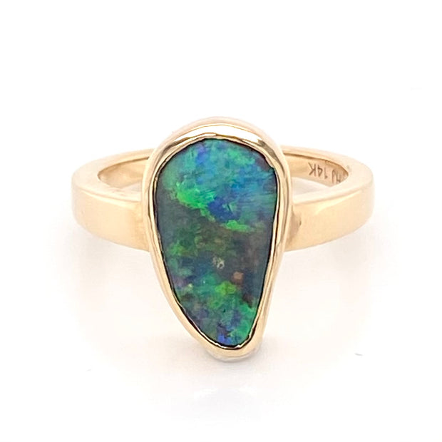 Ring i 14 karat guld med ægte solid opal fra vores opalmine i Lightning Ridge, Australien. Kommer med oprindelses certifikat.