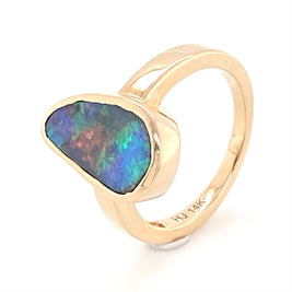 Ring i 14 karat guld med ægte solid opal fra vores opalmine i Lightning Ridge, Australien. Kommer med oprindelses certifikat.