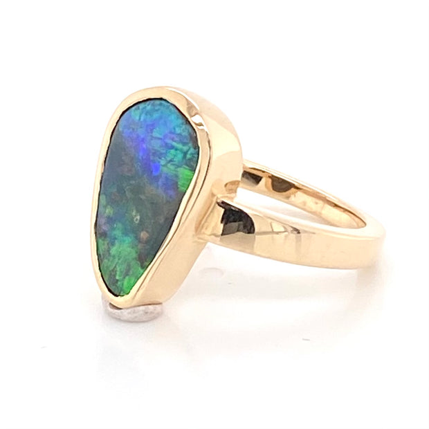Ring i 14 karat guld med ægte solid opal fra vores opalmine i Lightning Ridge, Australien. Kommer med oprindelses certifikat.
