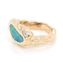 Ring med solid sort opal fra Australien. Den er udført 14 karat guld, og der er indfattet 2 x 0.03 Ct. W/si diamanter. 