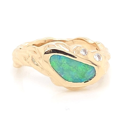 Ring med solid sort opal fra Australien. Den er udført 14 karat guld, og der er indfattet 2 x 0.03 Ct. W/si diamanter. 