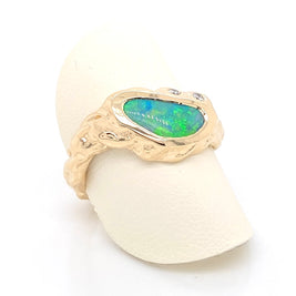 Ring med solid sort opal fra Australien. Den er udført 14 karat guld, og der er indfattet 2 x 0.03 Ct. W/si diamanter. 