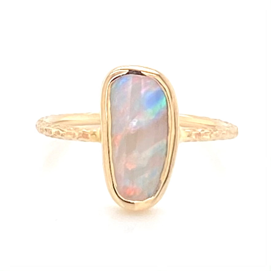 Ægte solid crystal opal fra Australien indfattet i 14 kt. guld. Kommer med certifikat.