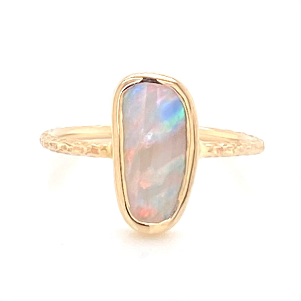 Ægte solid crystal opal fra Australien indfattet i 14 kt. guld. Kommer med certifikat.