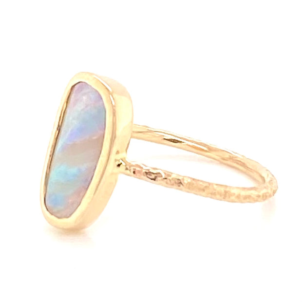 Ægte solid crystal opal fra Australien indfattet i 14 kt. guld. Kommer med certifikat.