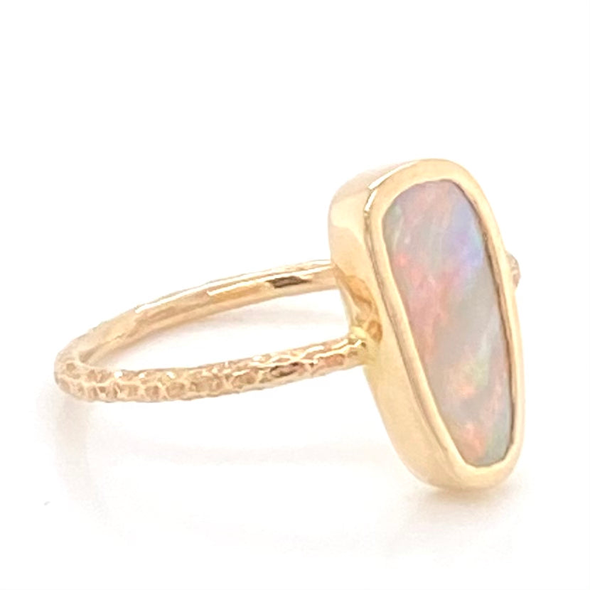 Ægte solid crystal opal fra Australien indfattet i 14 kt. guld. Kommer med certifikat.