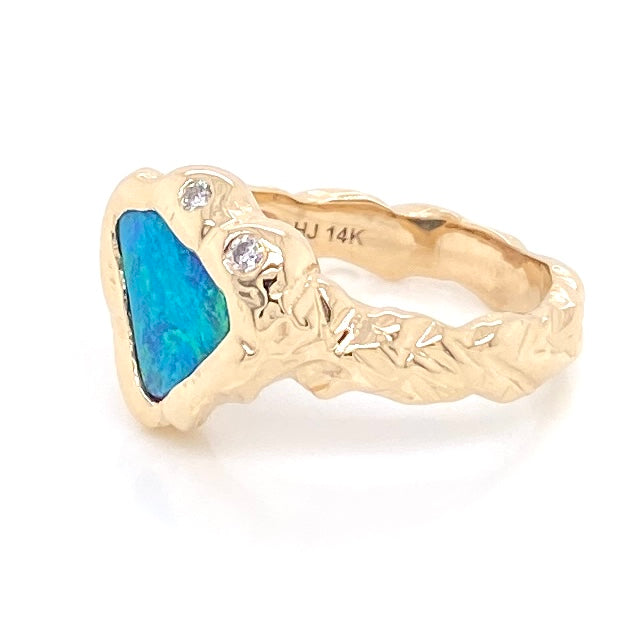 Ring med ægte solid opal fra Australien. Ringen er lavet i 14 karat guld og der er indfattet 2 x 0.03 ct. W/si diamanter. Kommer med certifikat.