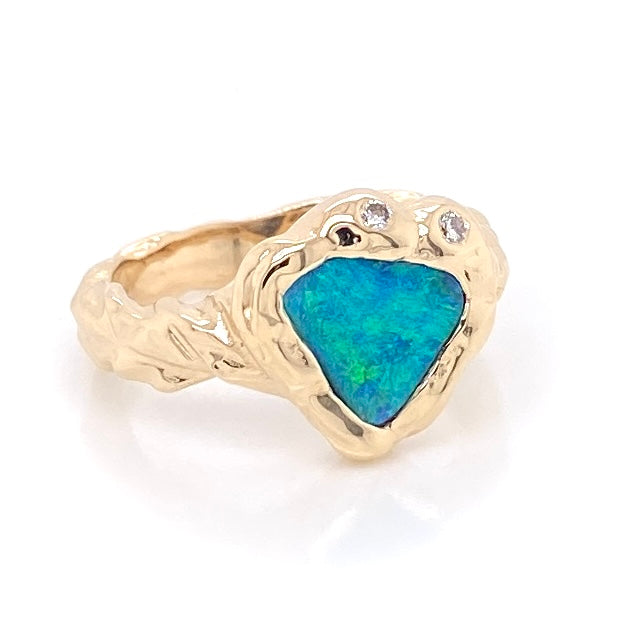Ring med ægte solid opal fra Australien. Ringen er lavet i 14 karat guld og der er indfattet 2 x 0.03 ct. W/si diamanter. Kommer med certifikat.
