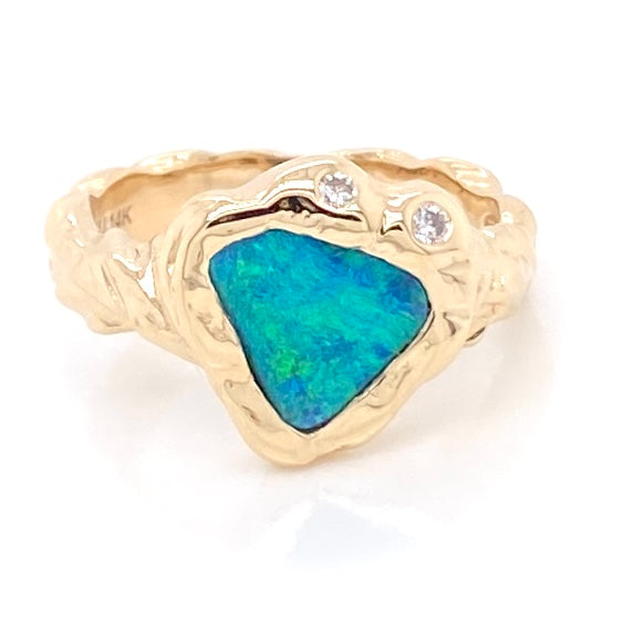 Ring med ægte solid opal fra Australien. Ringen er lavet i 14 karat guld og der er indfattet 2 x 0.03 ct. W/si diamanter. Kommer med certifikat.